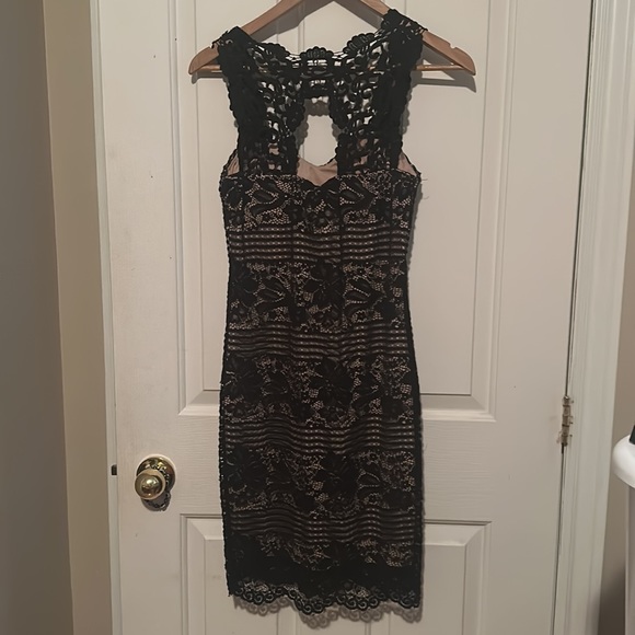 Beautiful lace dress with nude built in slip - Picture 2 of 3